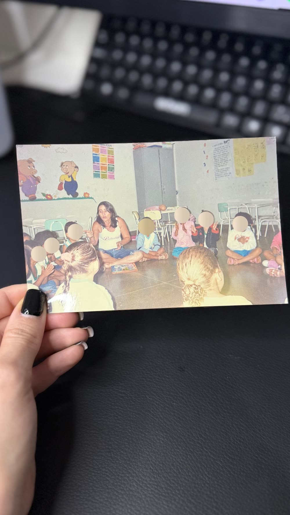 Minha mãe trabalhando na escola, comigo junto